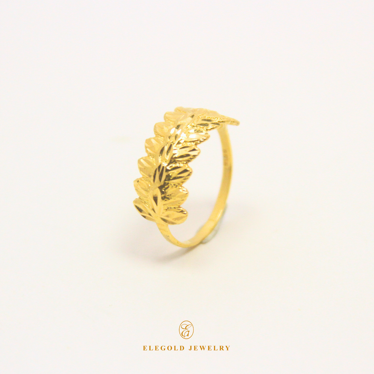 Shiny Leaf Gold Ring