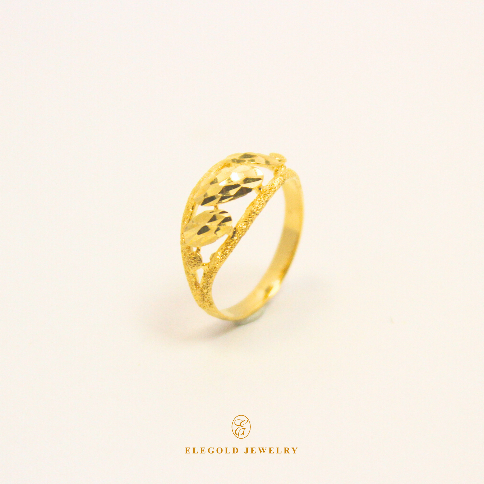 Oval Dia Cut Gold Ring