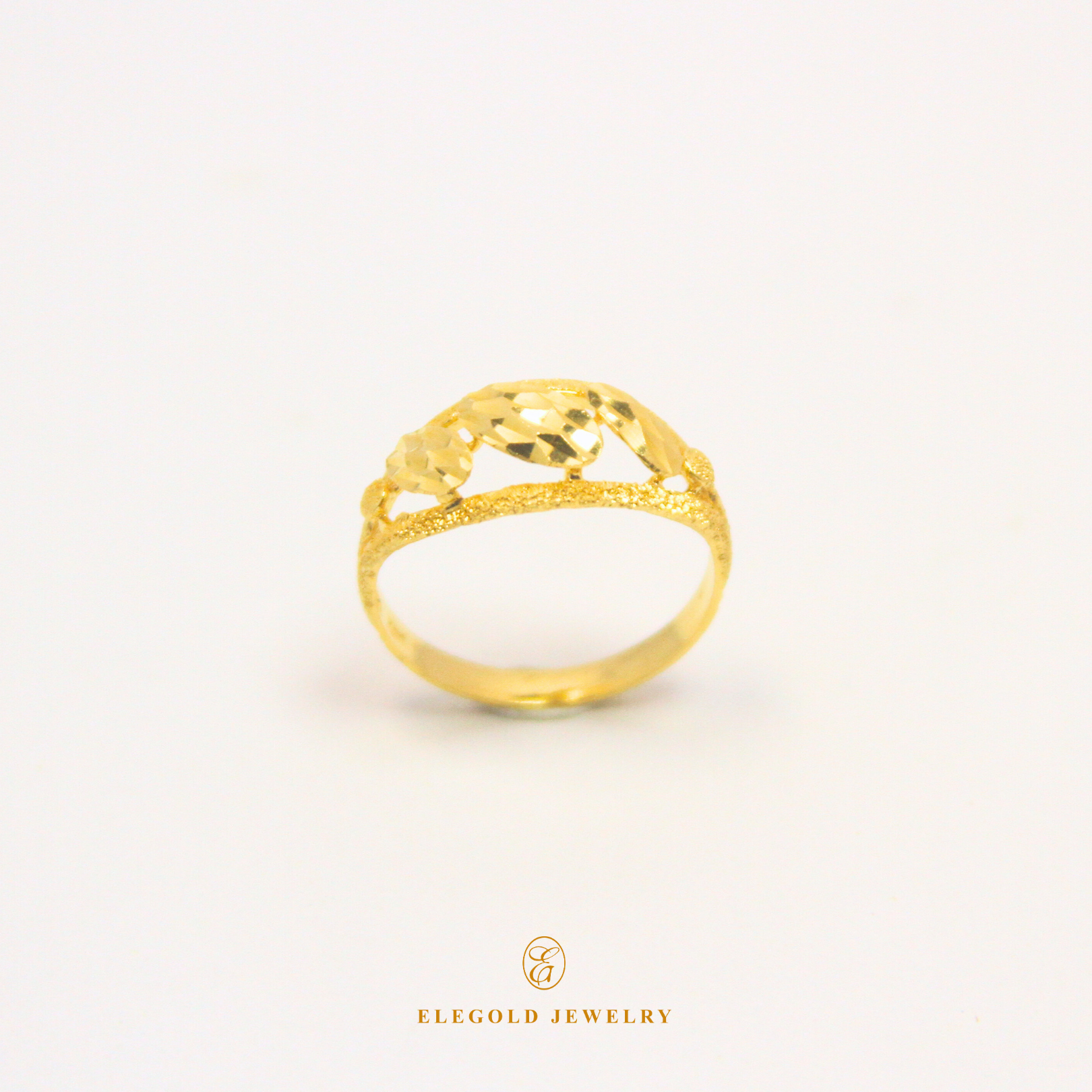 Oval Dia Cut Gold Ring